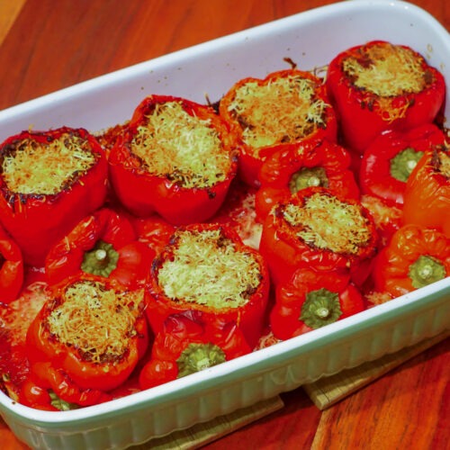 Gefüllte Paprika mit Hackfleisch und Tomatensauce